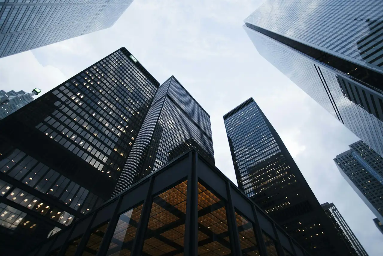 Edifícios corporativos modernos representando o mercado imobiliário